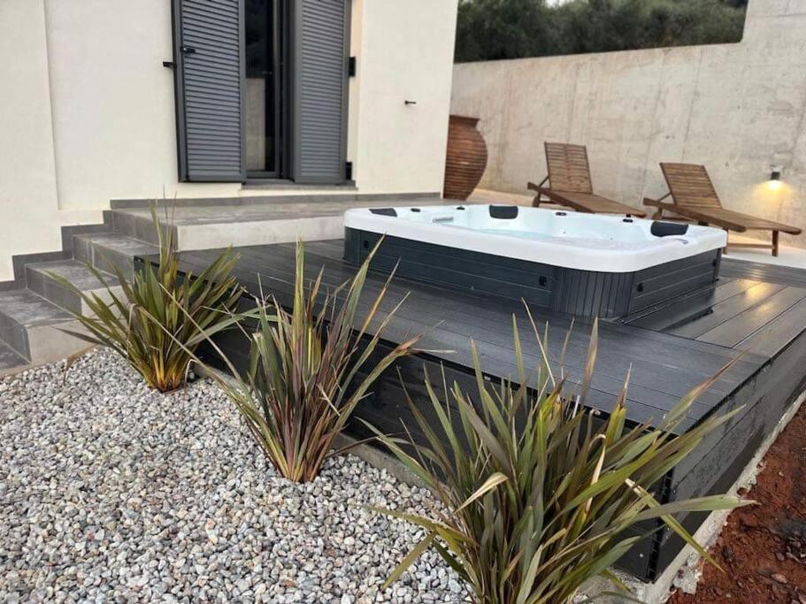 Ek Ornelakis, Luxury Country House With Jacuzzi Chania  Exteriör bild